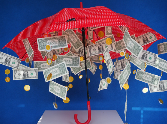 우산아래 돈이 뿌려지는 이미지