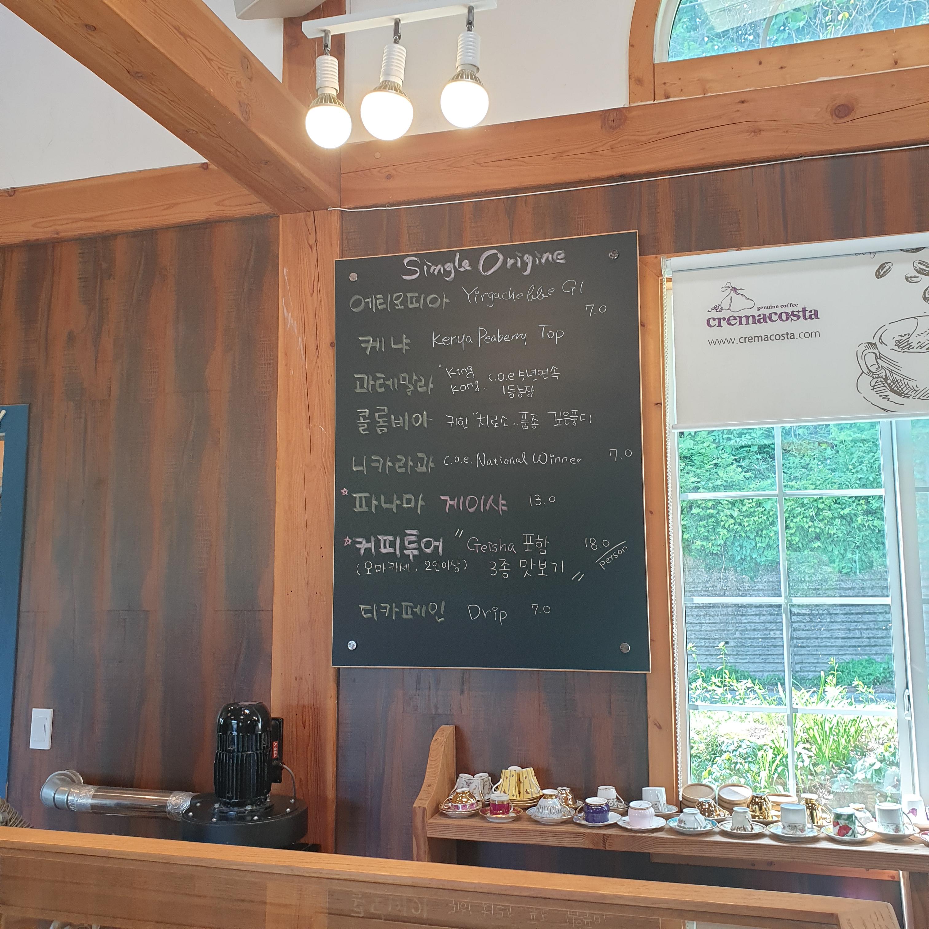 강릉 로스터리 카페 '크레마 코스타'에서 즐기는 스페셜티 커피_메뉴판