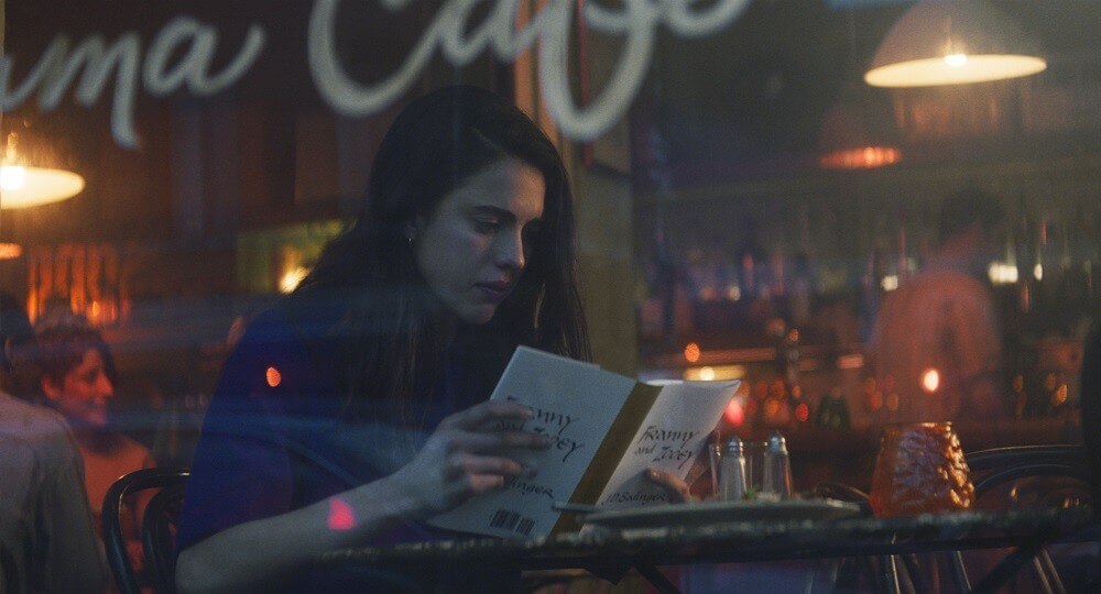 제롬 데이비드 샐린저의 책을 읽고 있는 조안나