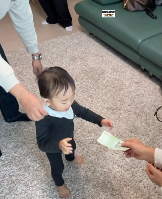 18개월 아기 혼자 독립보행 첫걸음 걷는 모습