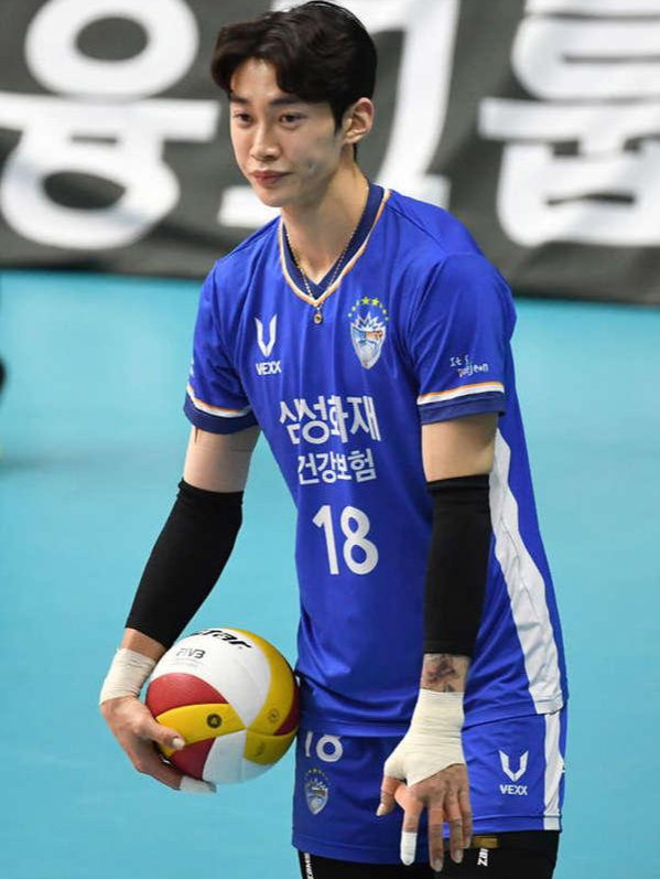 김인혁 배구공 잡고 있는 모습