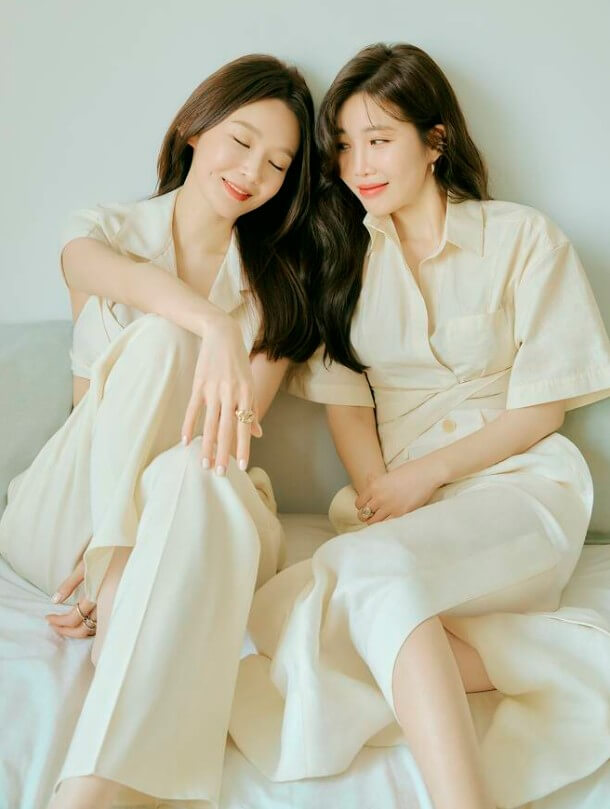 다비치-강민경은-눈을-지그시-감고-살짝-이해리에게-기대고-있으며-이해리는-그런-강민경을-따스한-눈빛으로-바라보는-사진