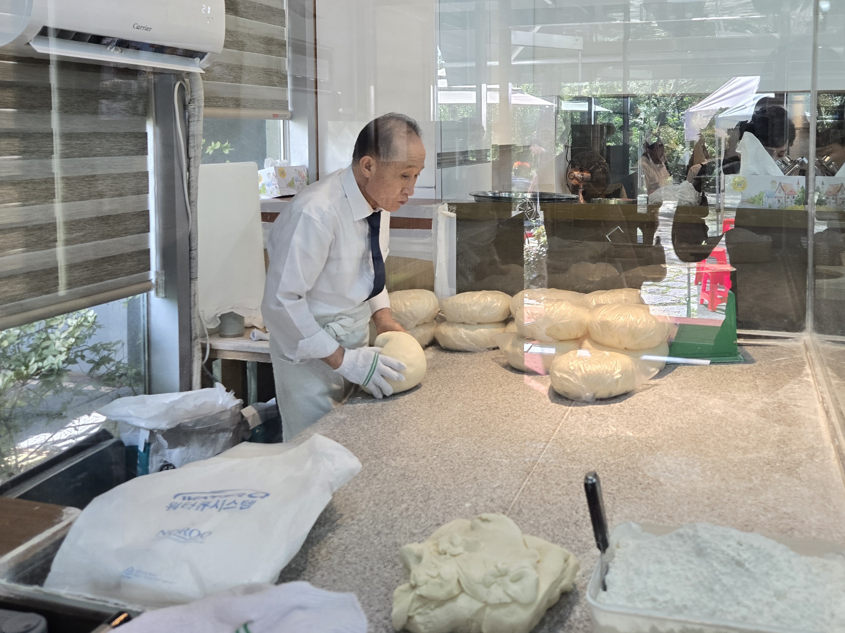 국수 반죽 하고 계신 사장님