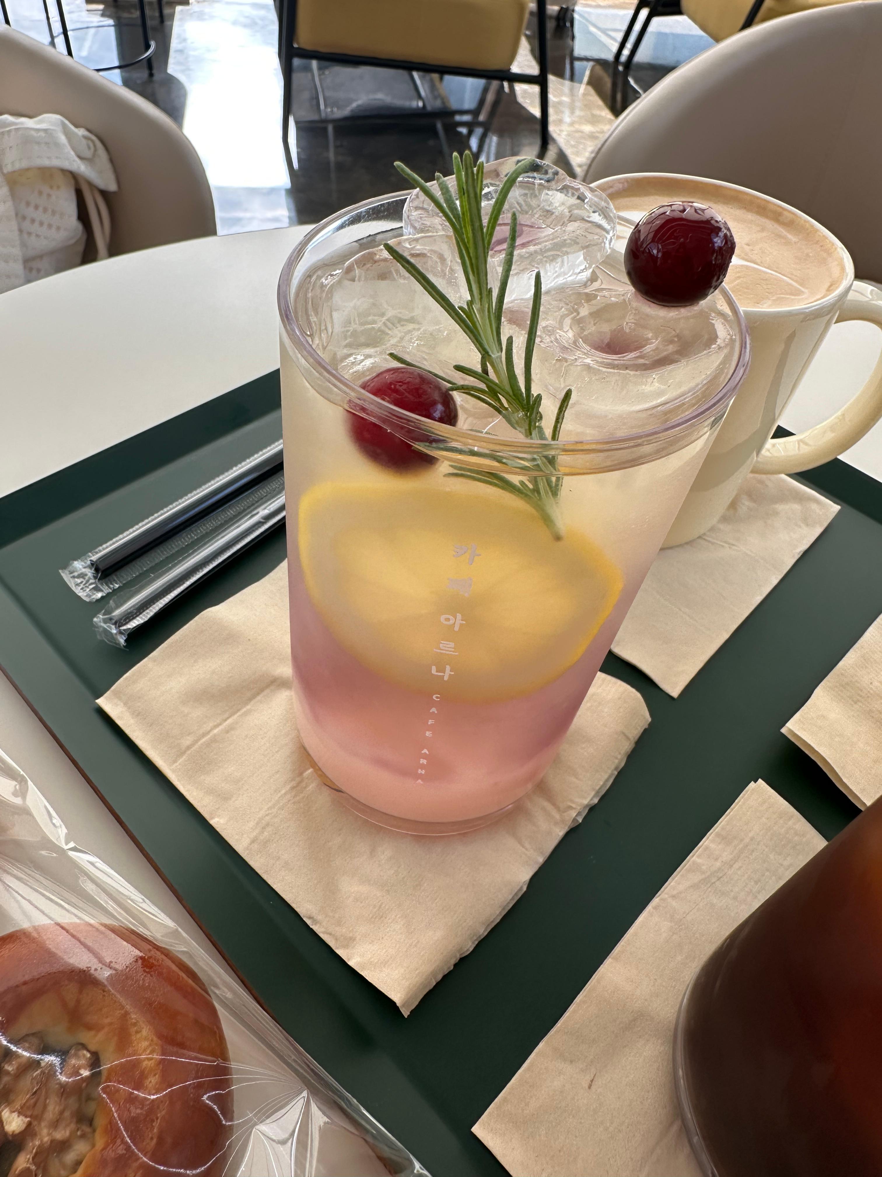 충남 보령, 대천, 무창포 여행 후기3(국내 가족 여행지 추천, 무창포 비체팰리스, 또다시 갯벌체험, 대천 맛집 부페, 점심 밥집 뷔페, 진짜 예쁜 카페 아르나, 분위기 좋은 카페 아르나, 한밤중 닭벼슬섬 산책, 대천항 수산시장 재방문, 찰광어회, 오징어회, 우성수산, 수연호수산, 무창포 비체펠리스, 오션뷰, 밥 해먹을 수 있는 숙소, 무창포 펜션)