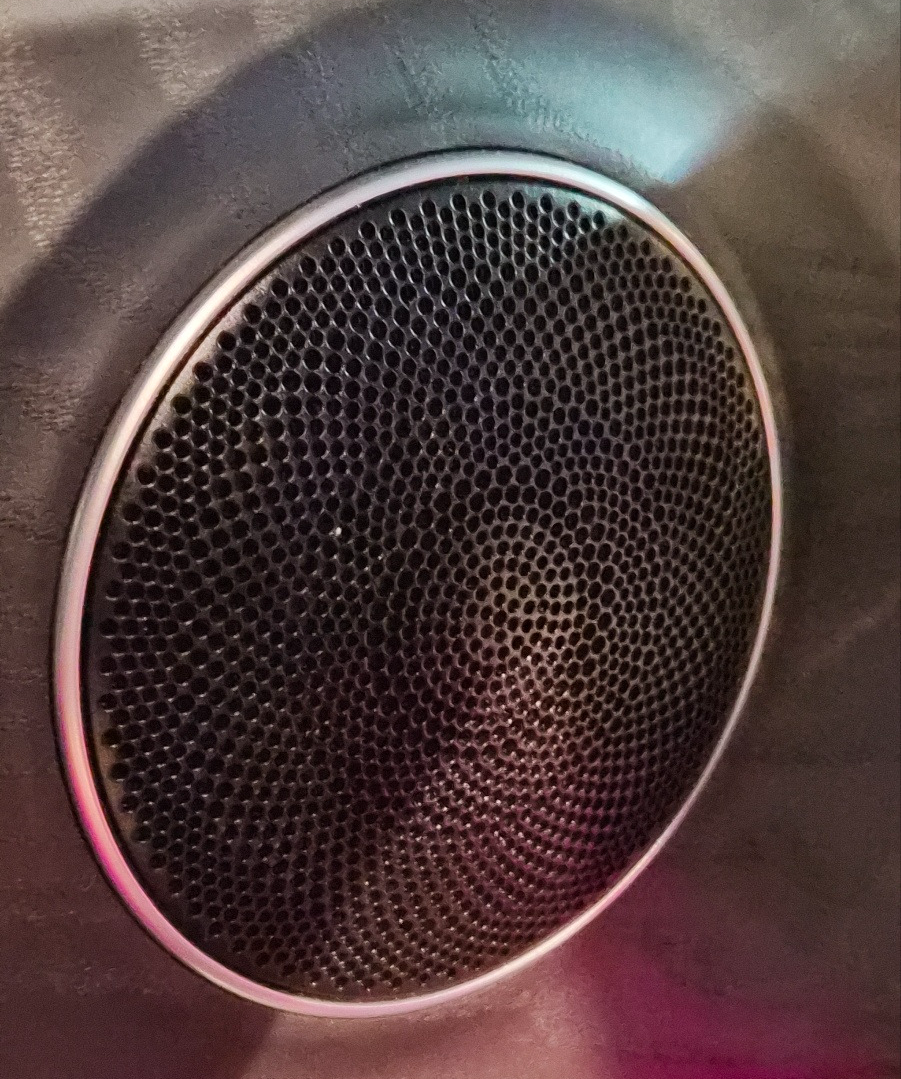 벤츠 E클래스 앞도어 장착 스피커 근접 촬영 – 고급 오디오 시스템 구성 요소