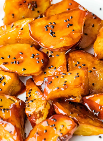 갈색의 감자 조각들이 모여 있다.