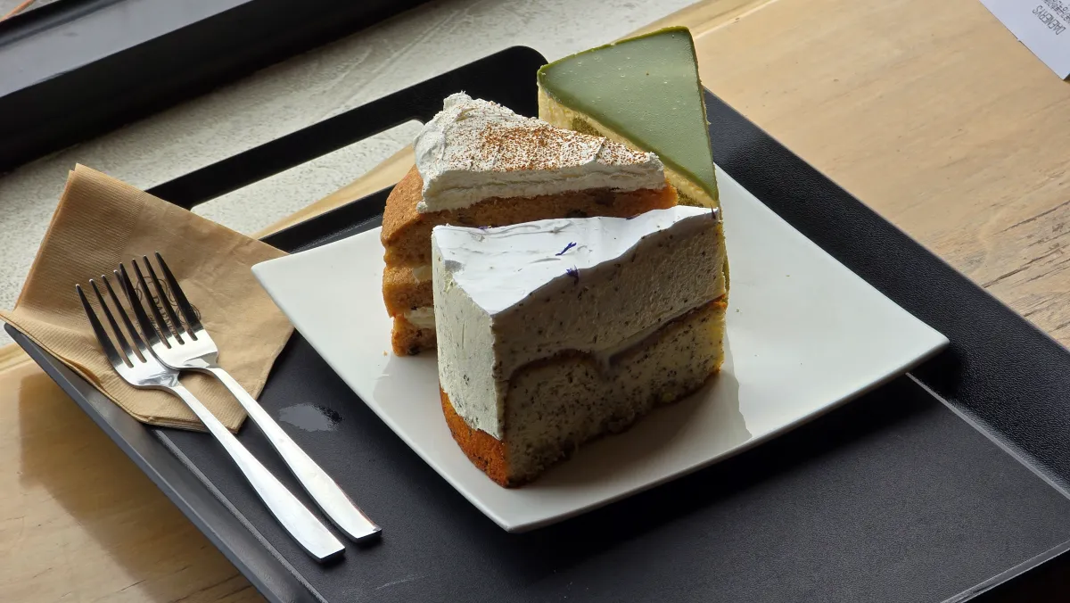 3종류의 조각케이크들