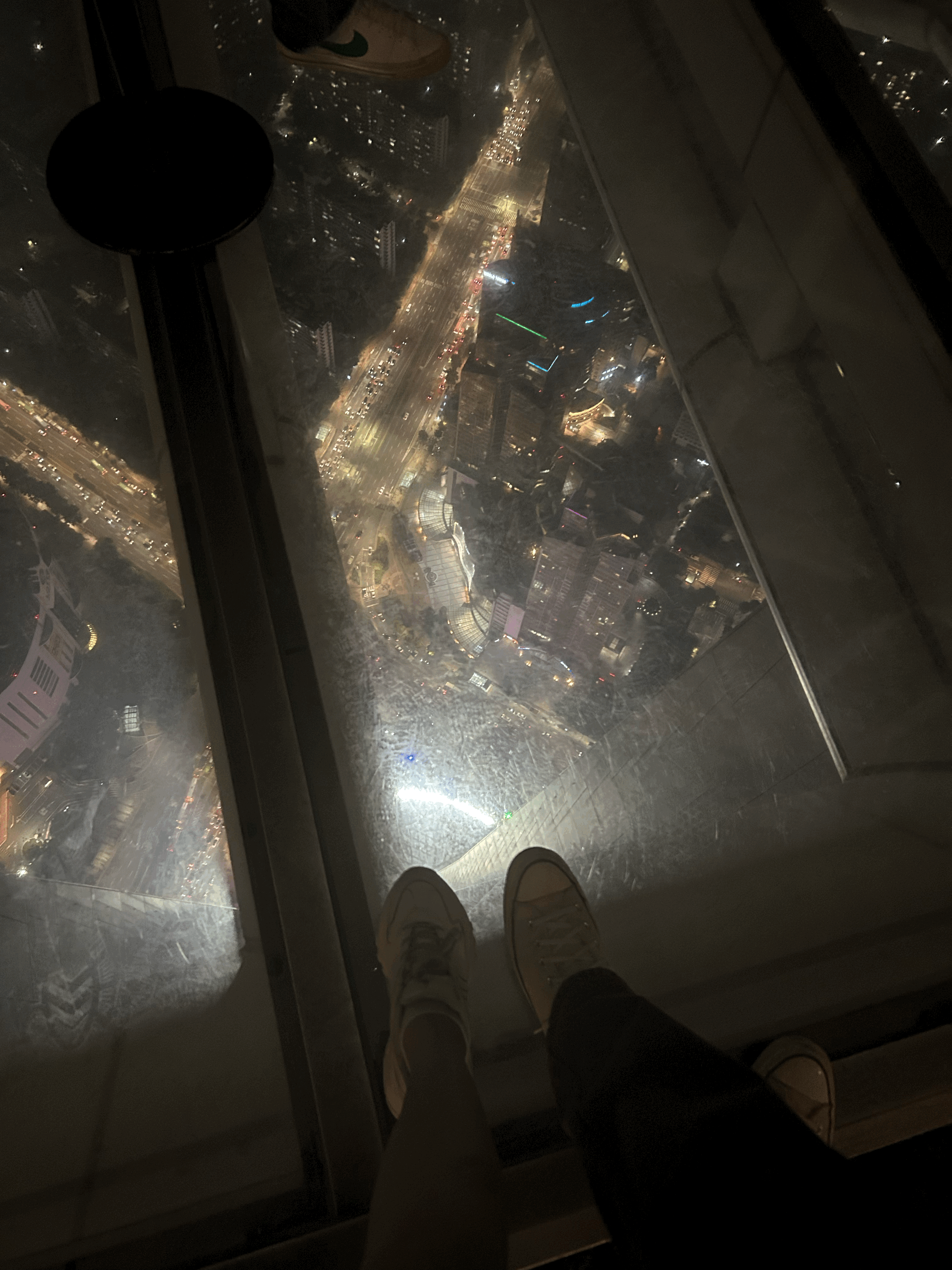 서울 스카이에 올라가면 바닥이 유리로 되어있어서 밑이 다보이는 포토존이 있다. 거기서 찍은 여자친구와의 발 사진