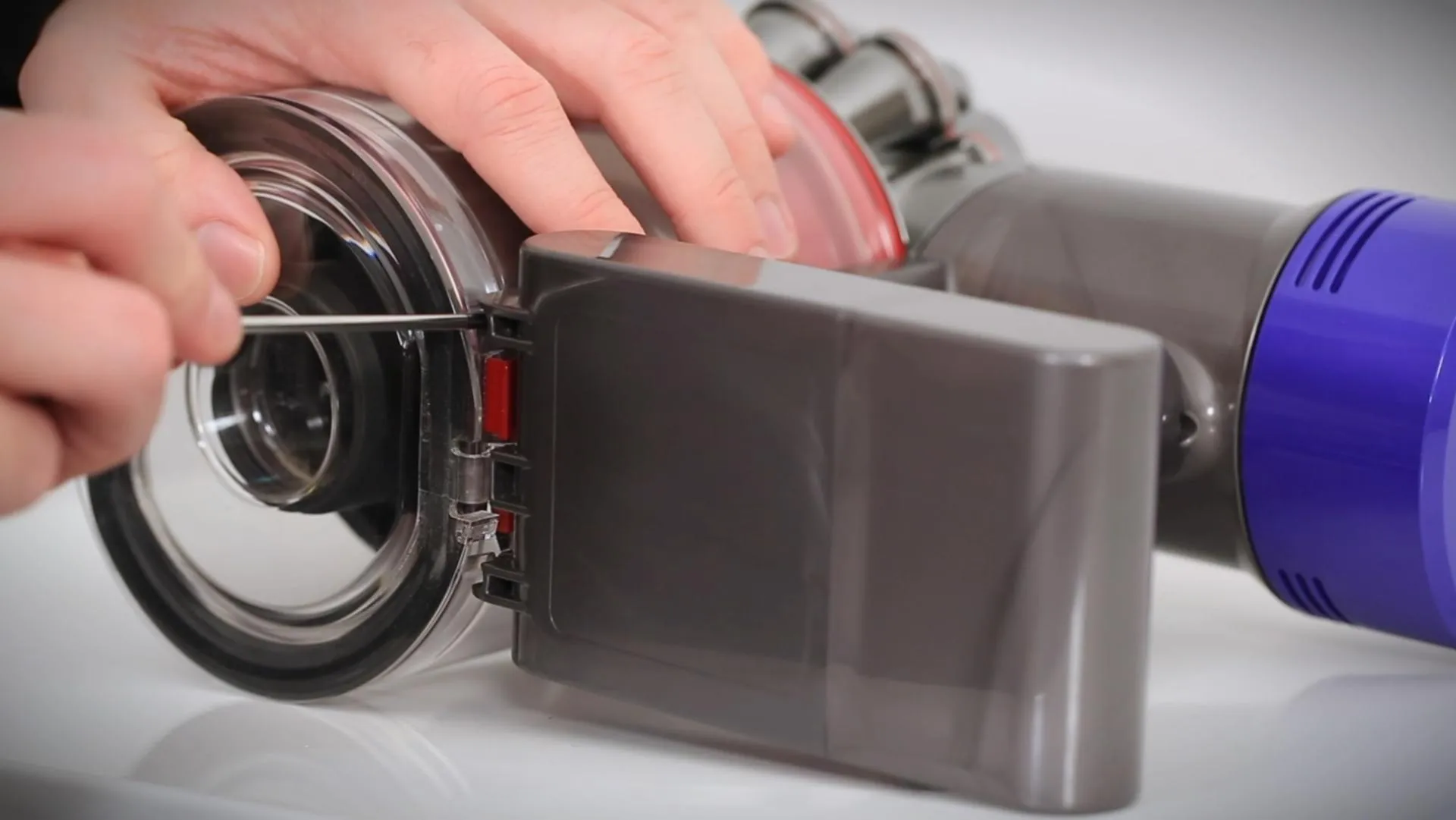 다이슨 배터리 빨간불 문제 발생 시 대처법 및 수리 팁_3