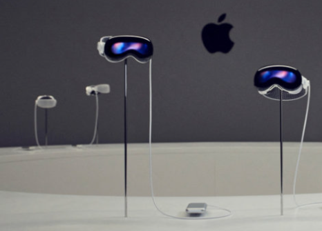 애플 비전 프로의 전원이 연결된 외관 모습