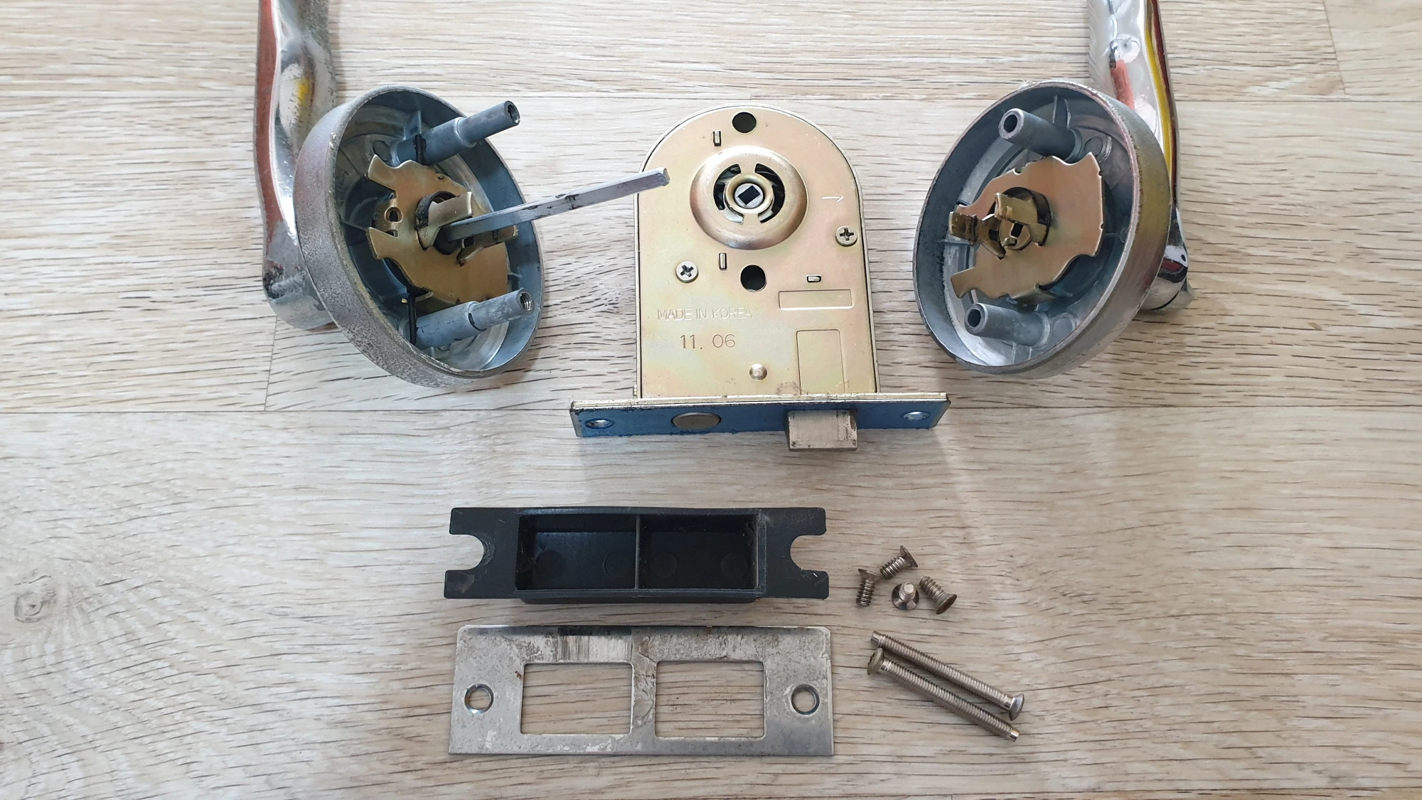 분해한 현관문 손잡이