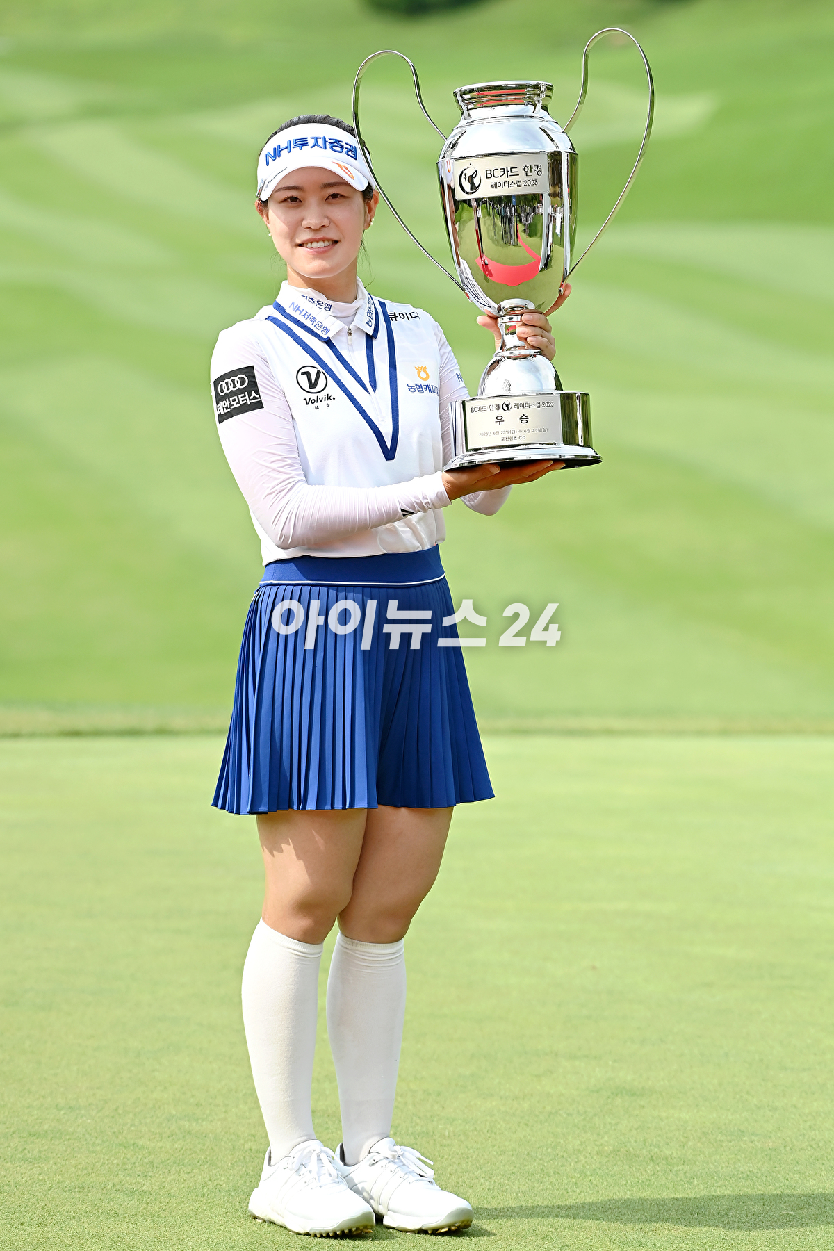 박민지(25&middot;NH투자증권)가 한국여자프로골프(KLPGA) BC카드&middot;한경 레이디스컵(총상금 8억원)에서 짜릿한 역전 우승으로 타이틀 방어에 성공했다. 대회 최종 3라운드에서 버디 6개와 보기 한 개를 묶어 5언더파 67타를 기록했다.박민지가 경기를 마무리하고 있다. [사진=곽영래 기자]