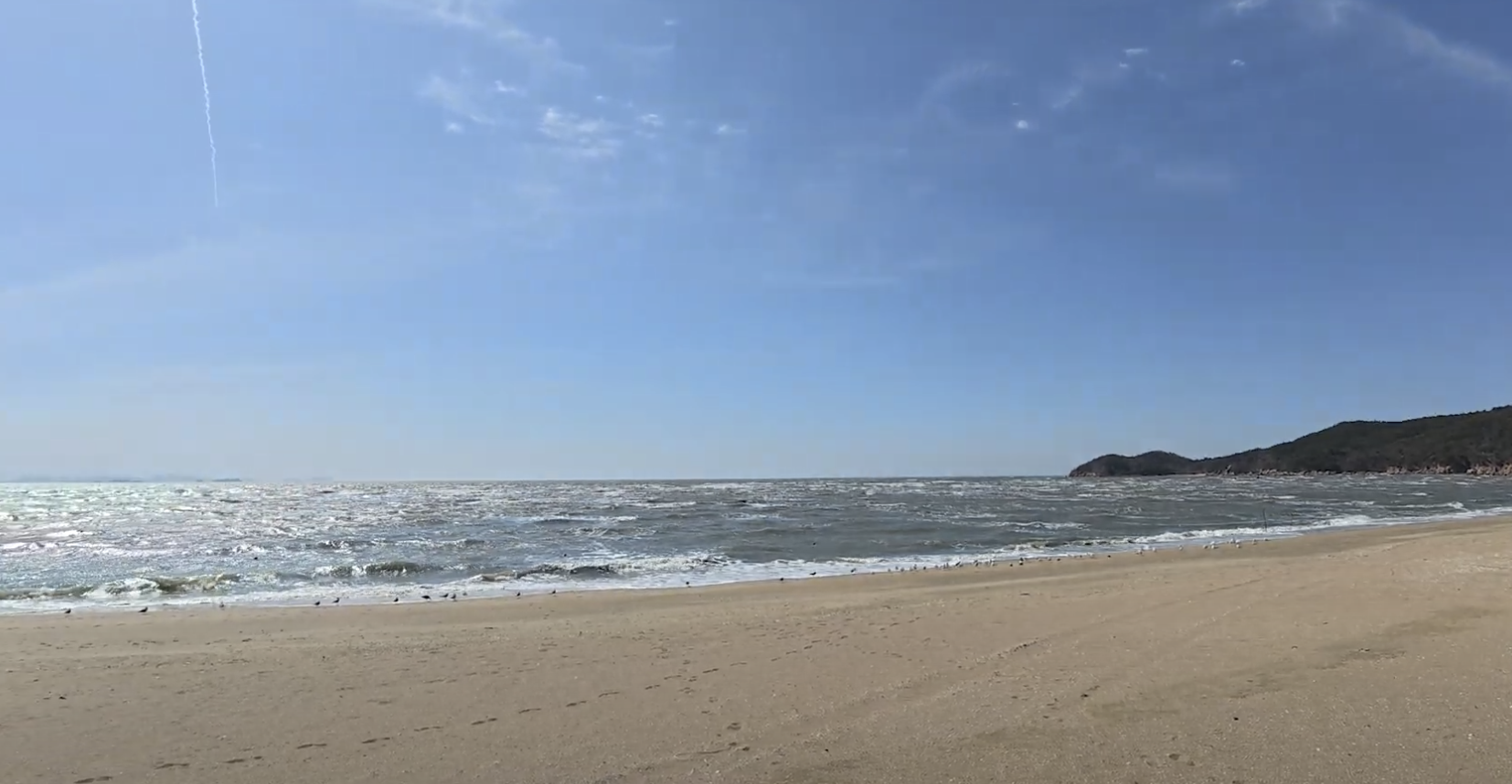 하나개해수욕장의 넓은 모래사장과 해변 풍경