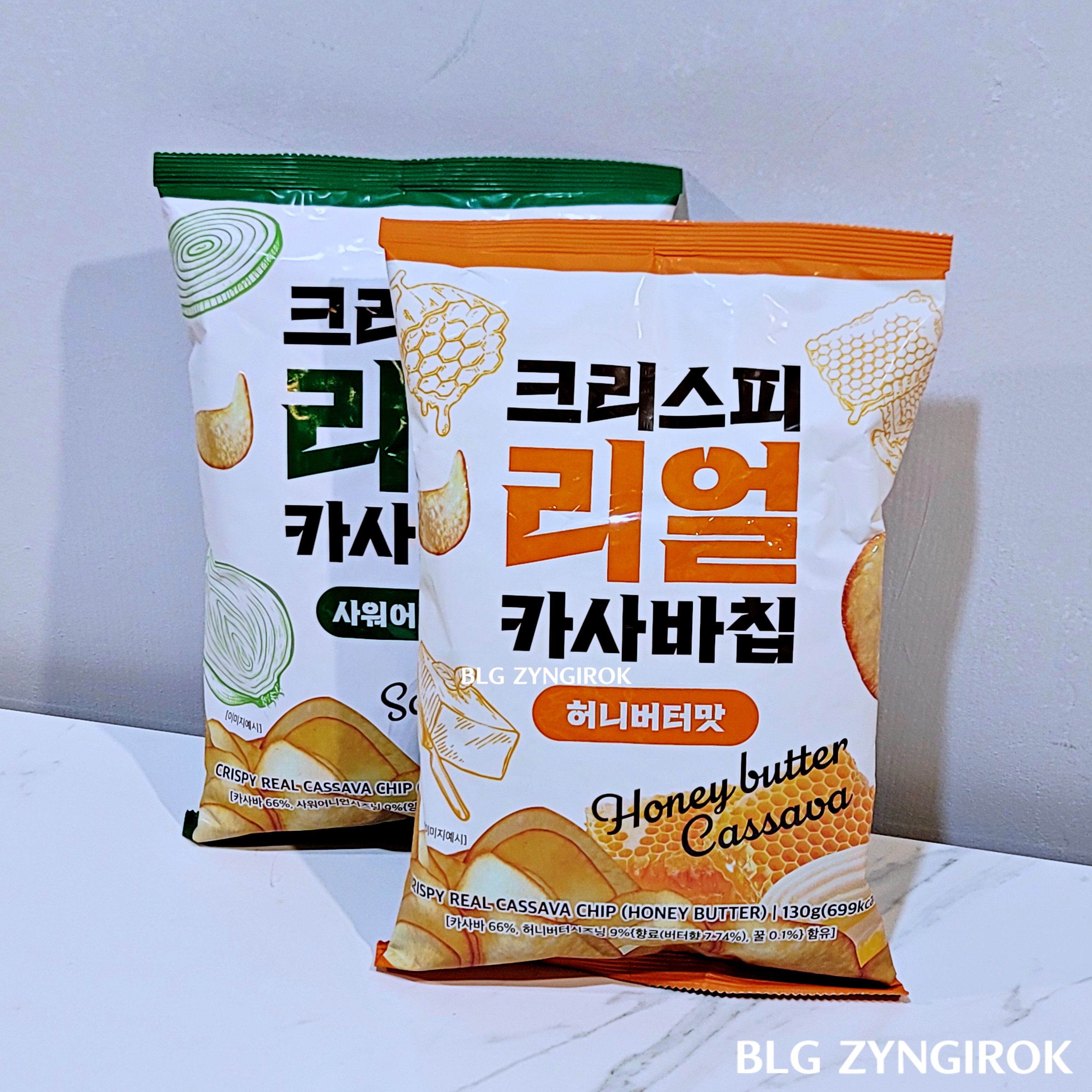 이마트 판매중인 크리스피 리얼 카사바칩 - 허니버터맛이 테이블 위에 놓여있다.