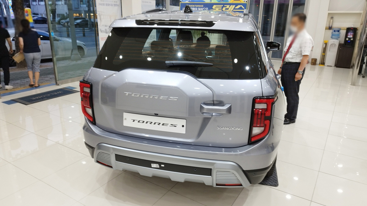 쌍용토레스 뒤모습