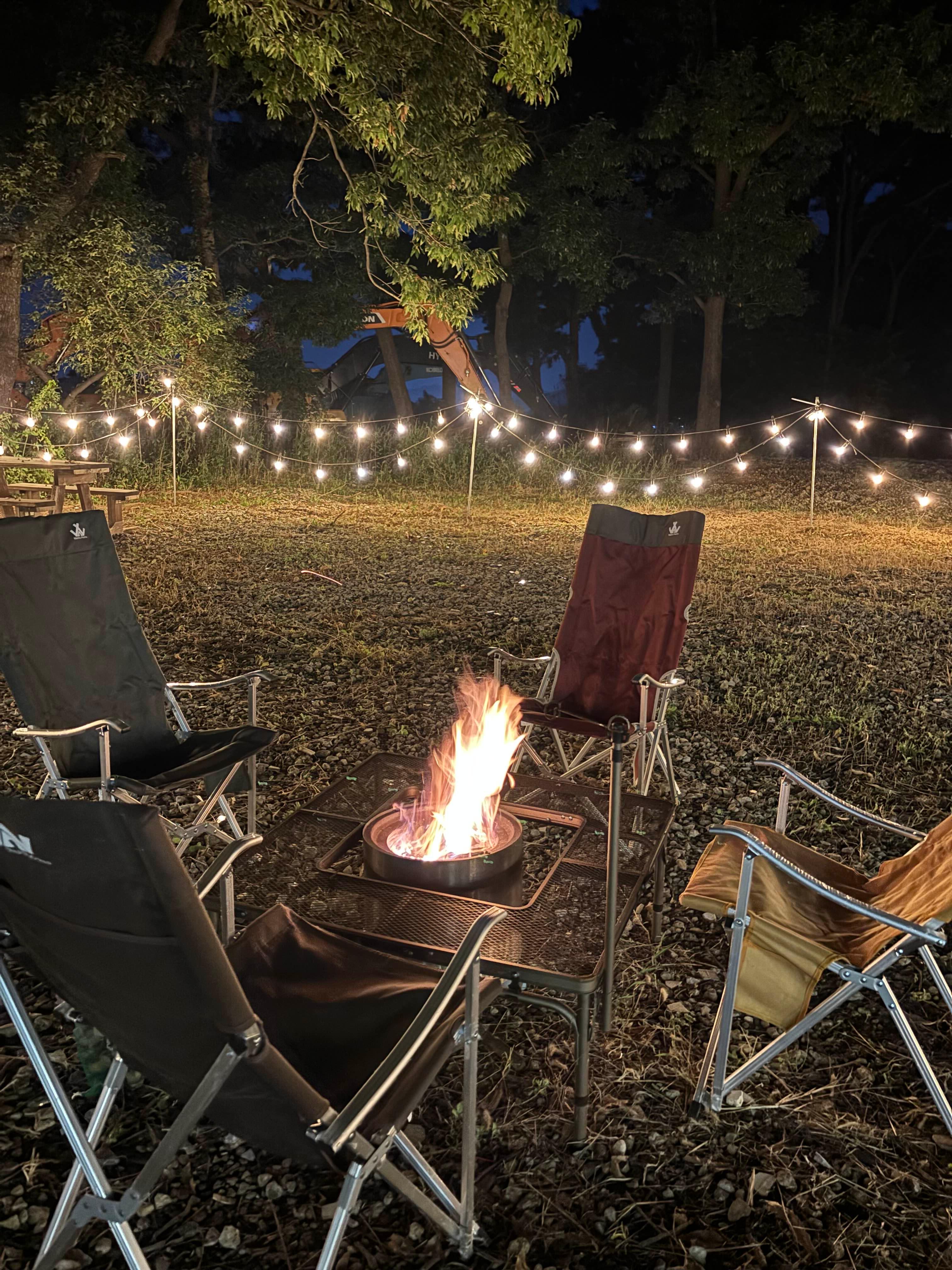 모닥불과 캠핑의자 4개