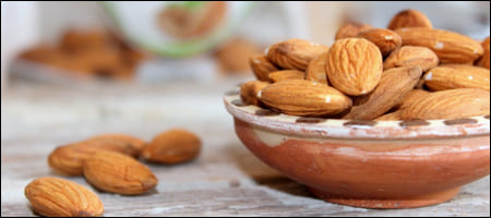 아몬드가 담긴 접시