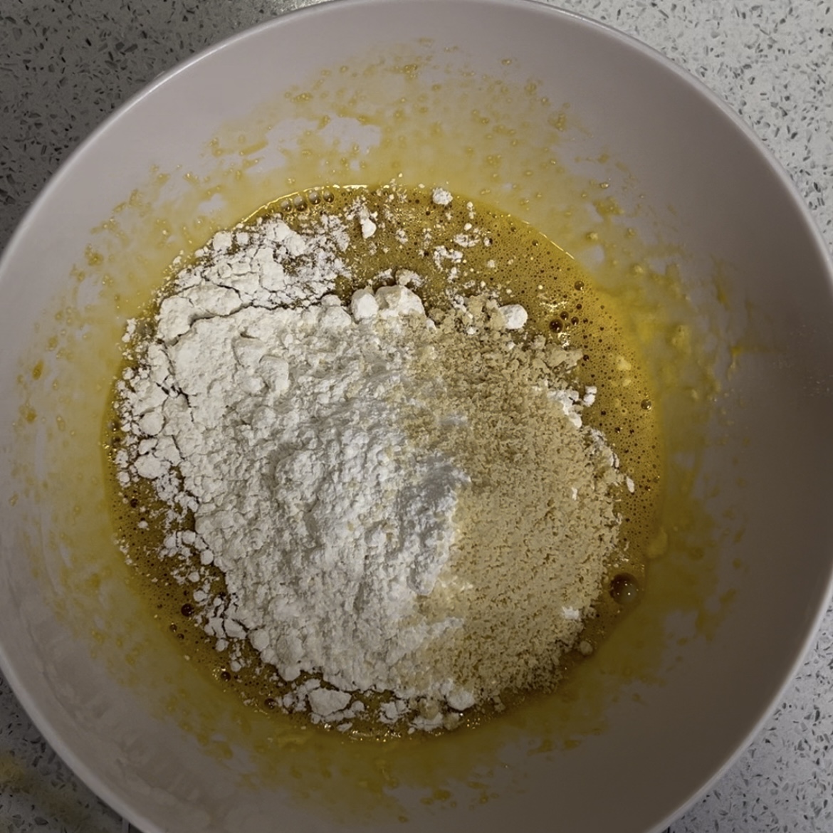 로투스 마들렌 반죽에 가루류 넣고 섞기