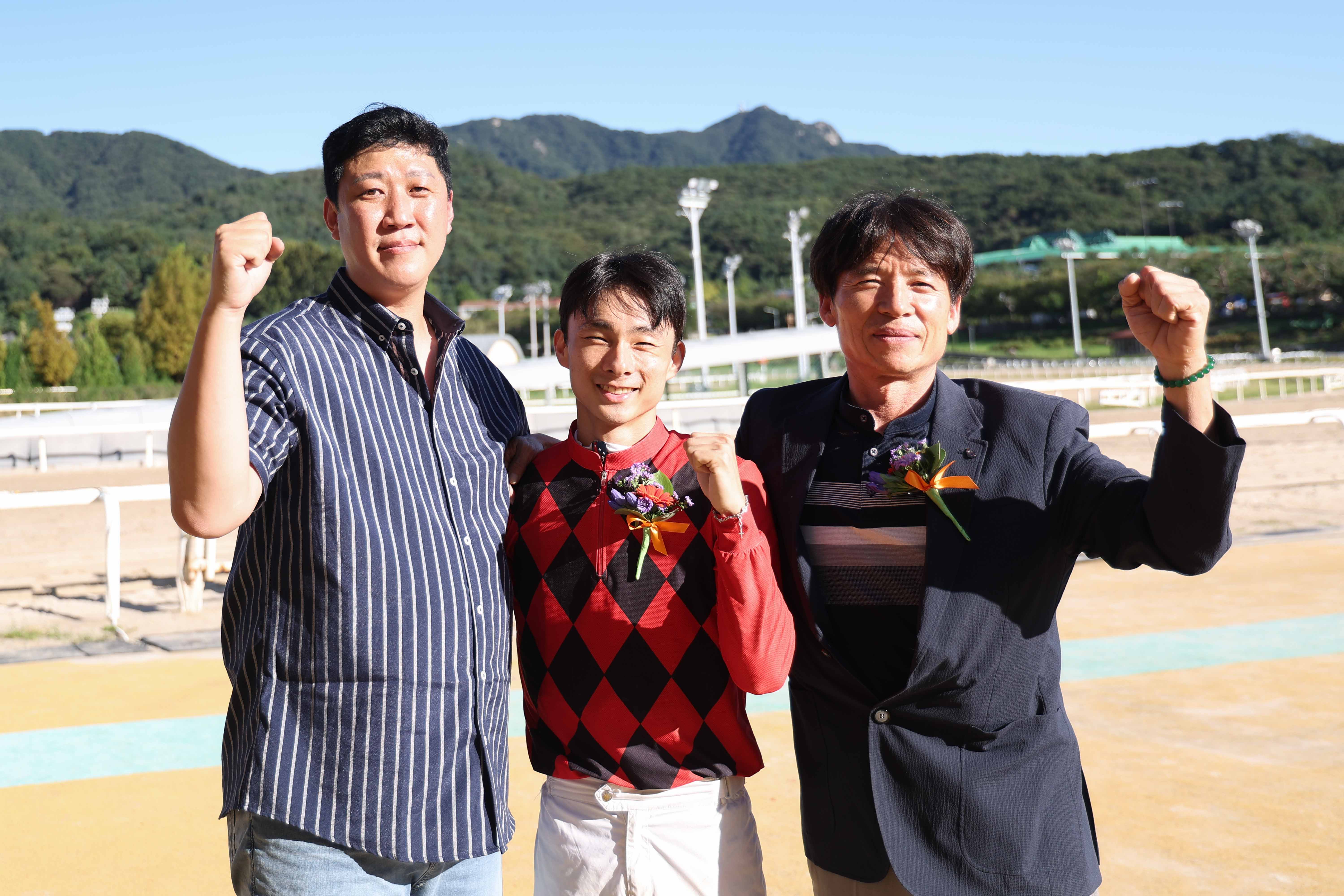 우승의 주역 정도윤 기수와 (가운데) 김길중 조교사 (우측)