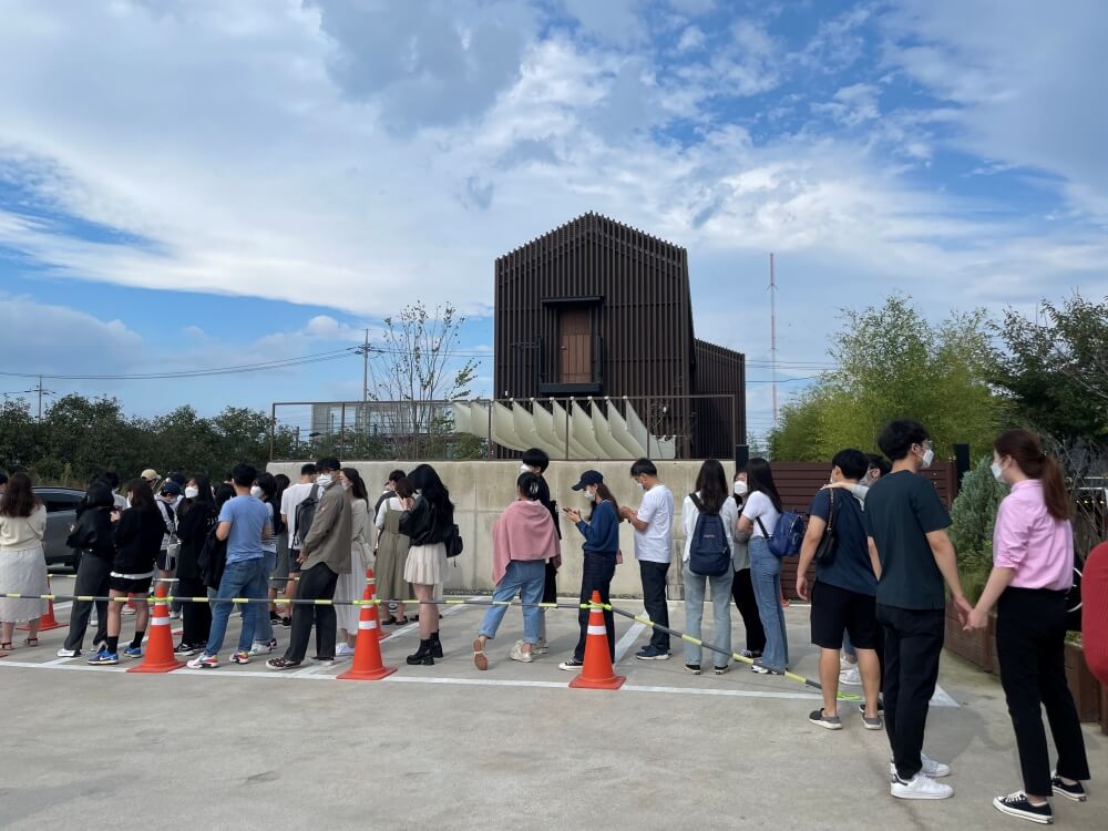 강릉-카페-툇마루-커피-웨이팅하는 모습