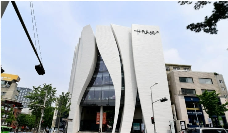 한국의 은행 라운지, 플로팅 미팅룸으로 디자인하다 Intg designs Korean bank lounge with 