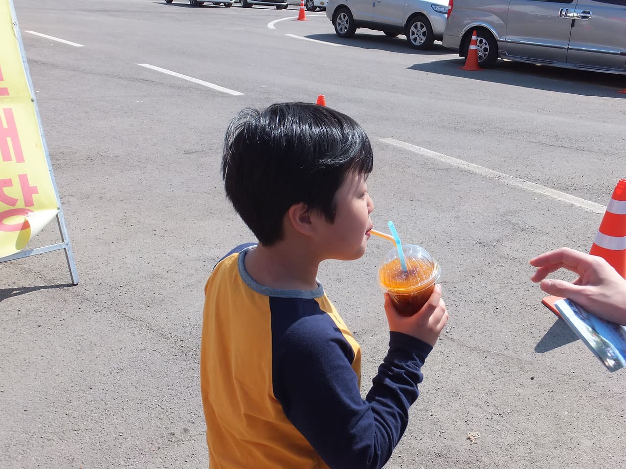 슬러시를 빨대로 빨아 먹는 모습