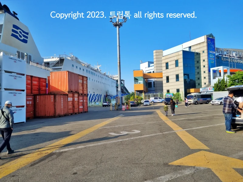 왼쪽에는 퀸메리호가 있고 오른쪽엔 너미널 입구가 있다