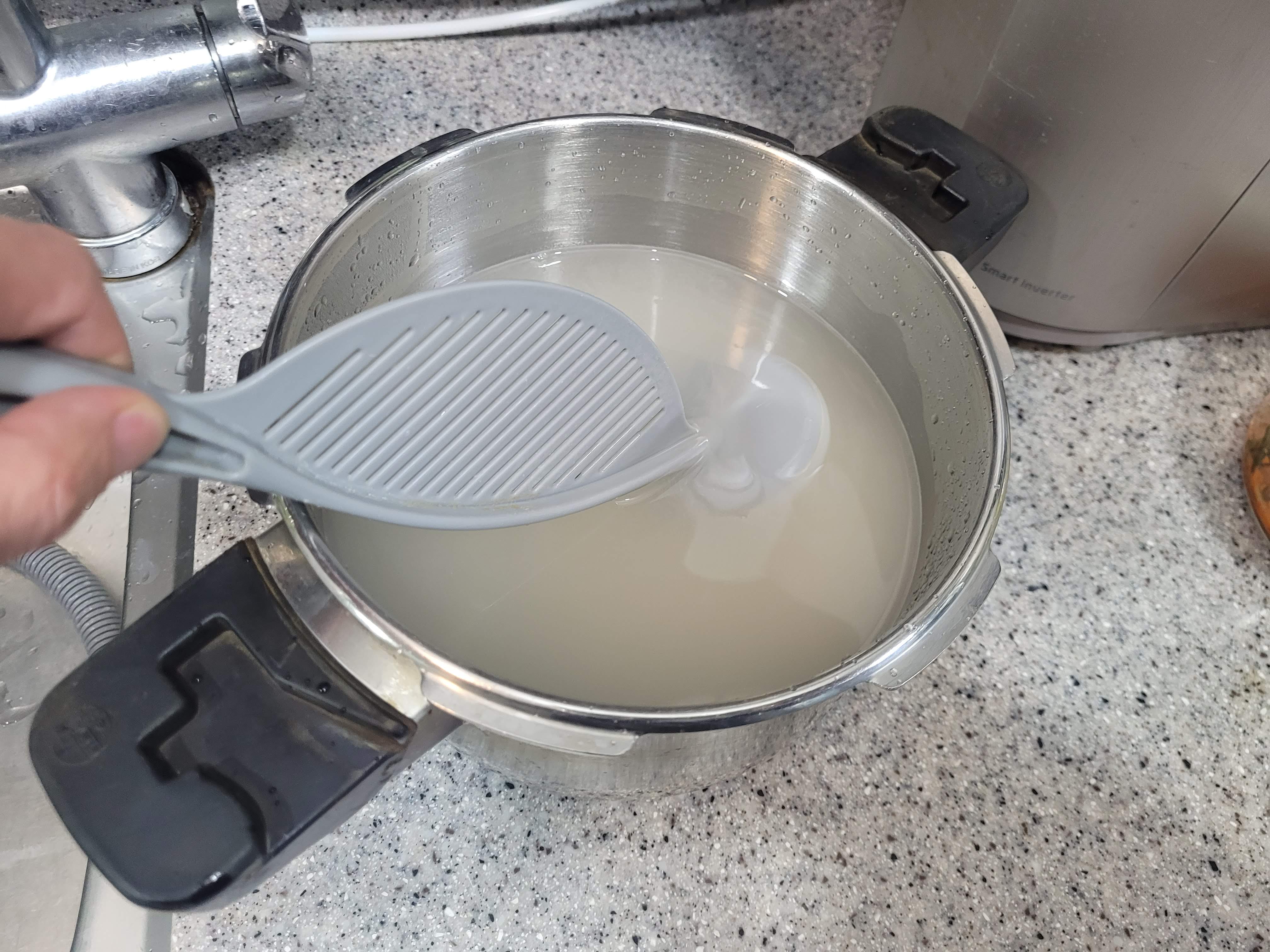 표면의 전분을 제거하는 쌀 씻기