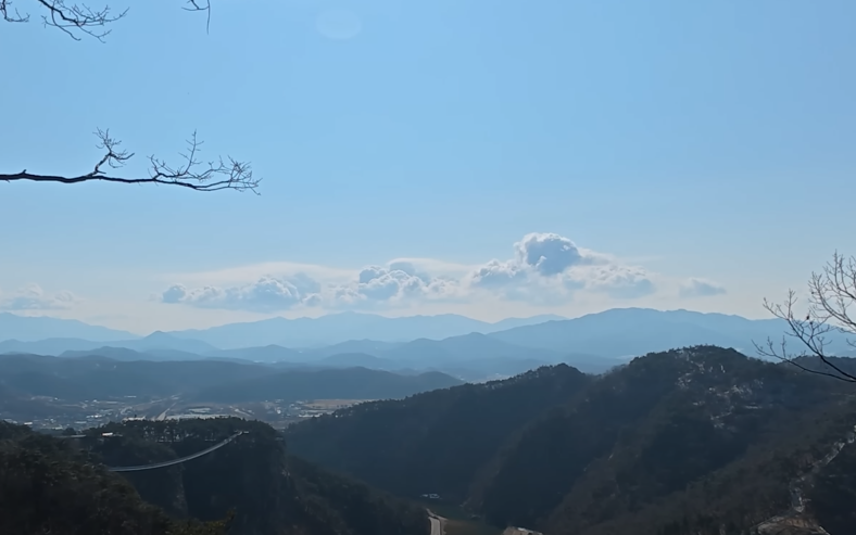 데크길은 꽤나 높은 고도에 설치되어 있어서&amp;#44; 어느 정도 오르다보면 절벽위에 설치된 구간을 걷게 됩니다. 그리고 잠시 우리에게 이렇게달콤한 전경을 보여줍니다.