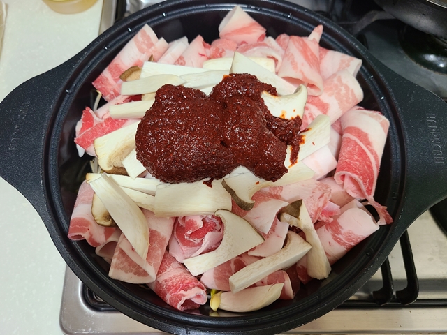 재료 위에 올려진 양념장
