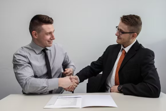 계약서-작성후에-서로-악수하고-있다