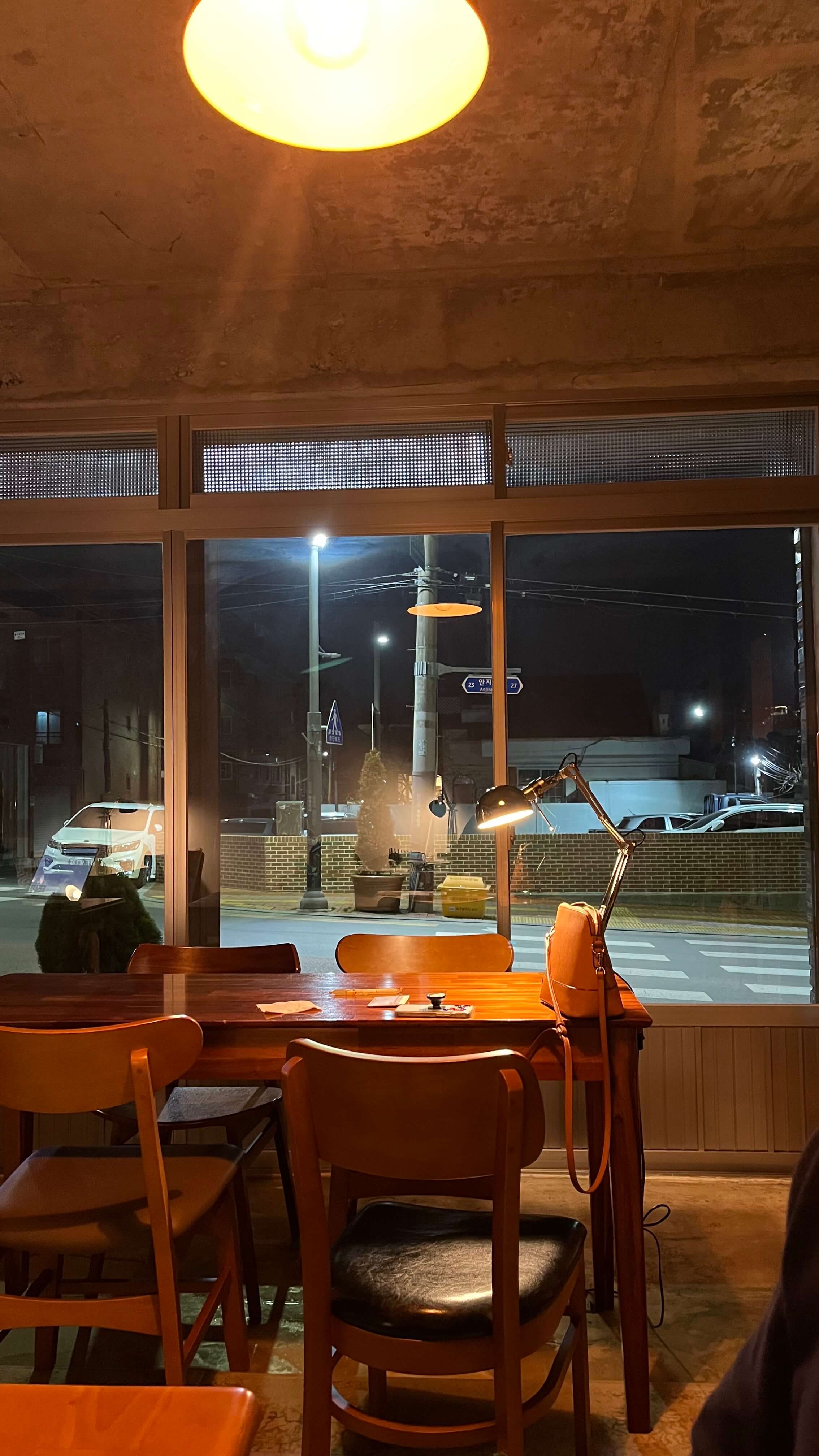 대구 안지랑 카페 - 카페 책상 - 드립커피 맛집 - 대구 안지랑 데이트 코스 - 분위기 004
