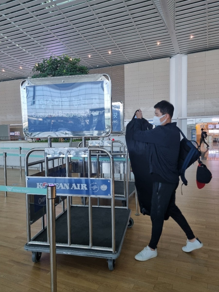 인천공항 골프 항공백 대형수하물 싣는 이미지