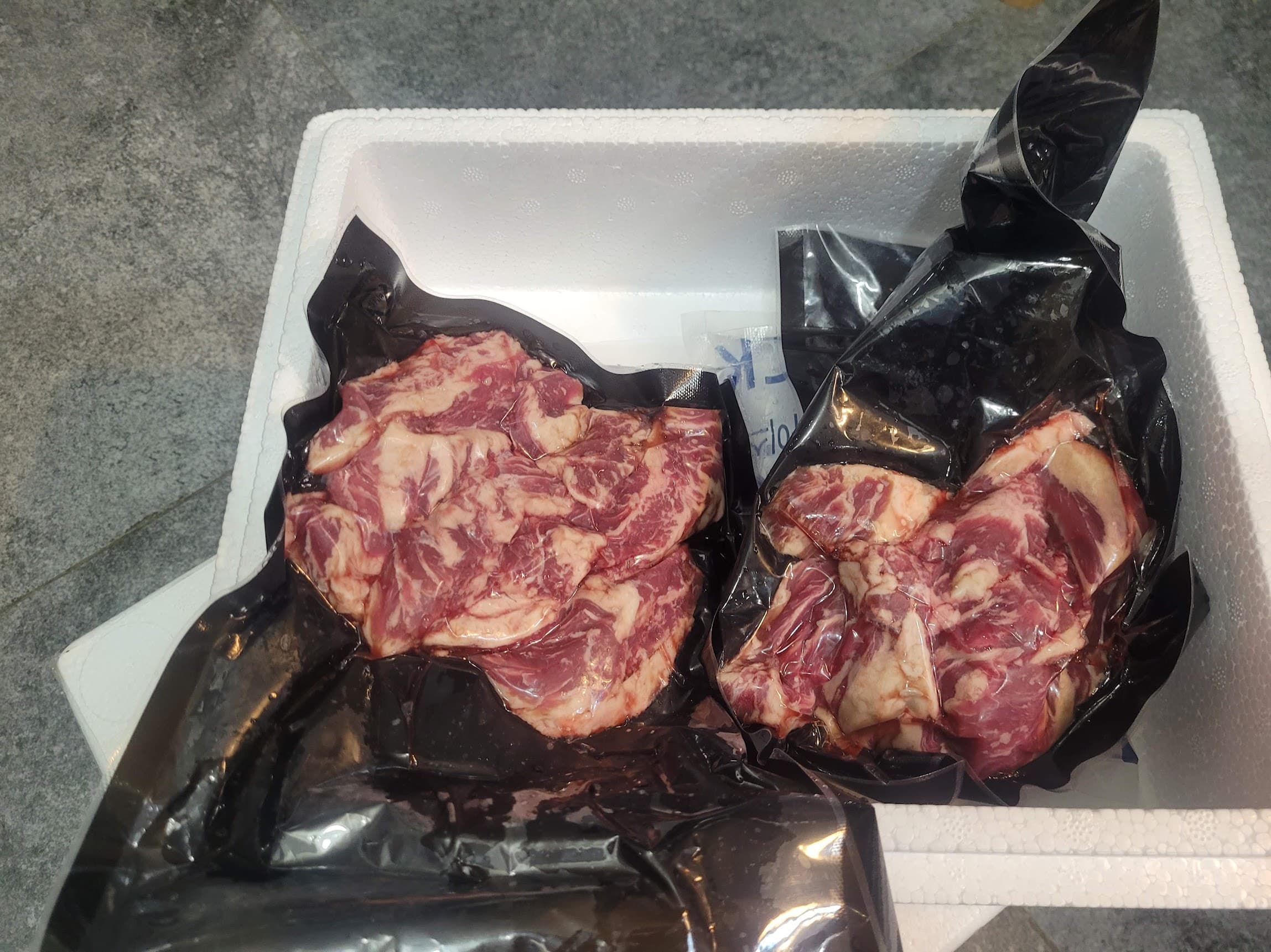 진공팩에 쌓여 있는 돼지고기가 해동되는 모습