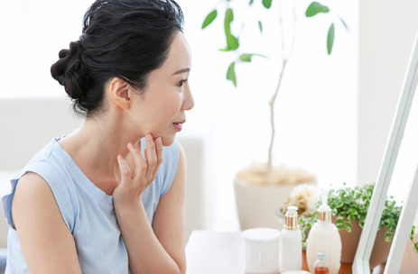피부를 살피는 여성