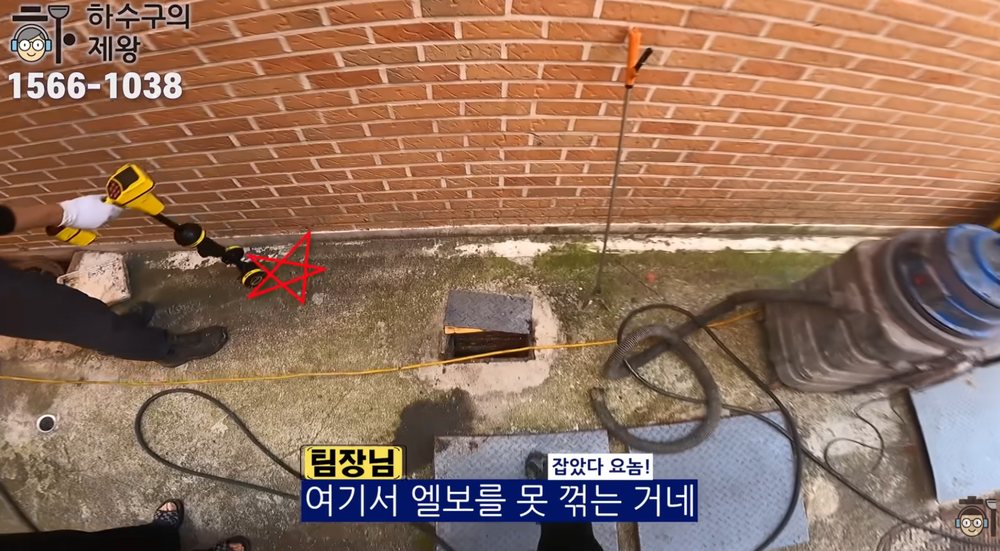 동대문구 장안동 빌라 배관 구조와 엘보 구간 위치를 확인하며 막힘 원인을 정밀 진단하는 현장 모습