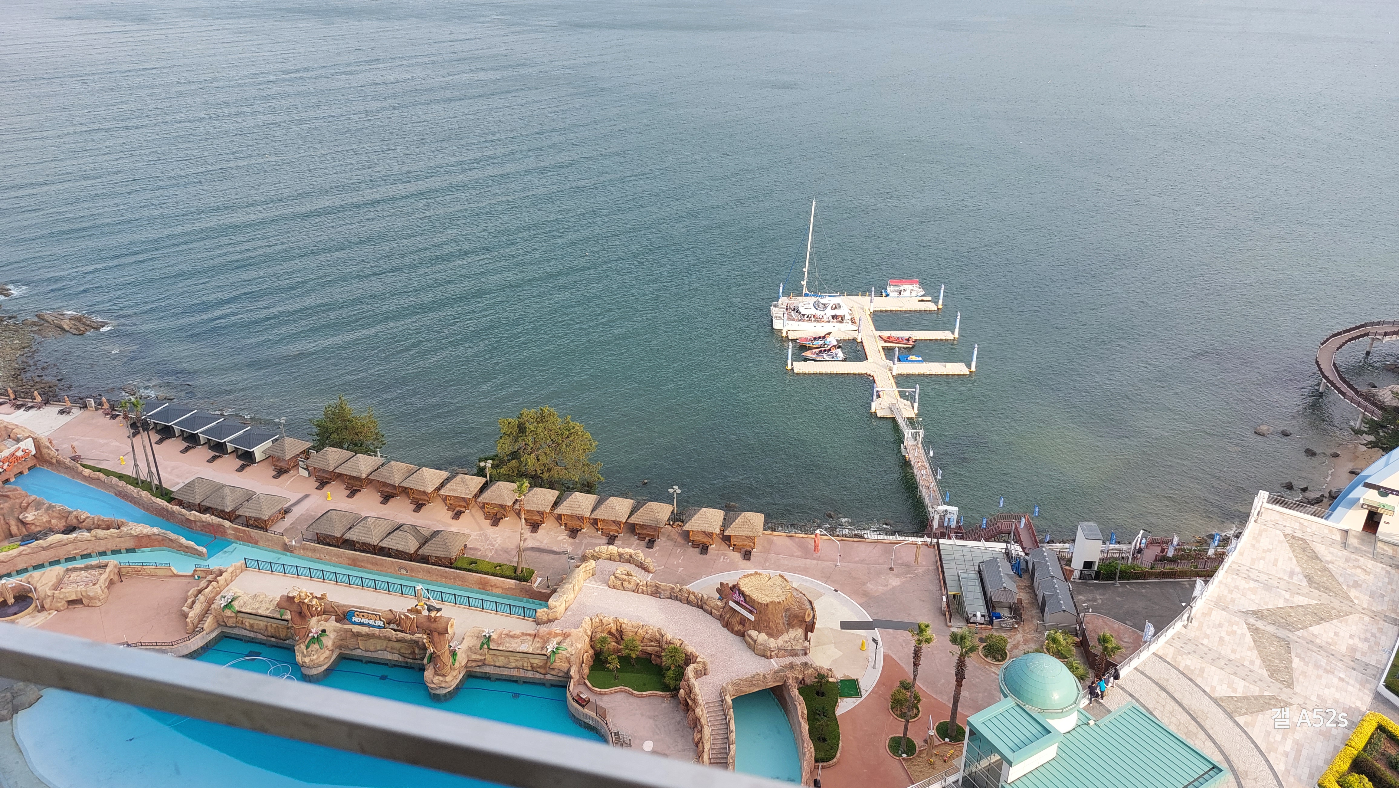 소노캄 거제 패밀리 객실에서 바라본, 오션뷰 너무 좋다~
저멀리 마리나베이 요트와 제트보트가 보인다.