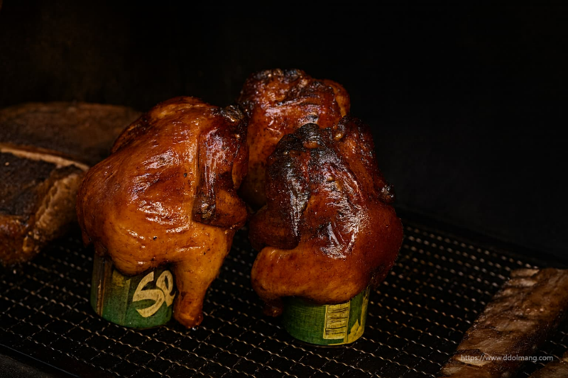 맥주캔에 올려진 비어캔 치킨