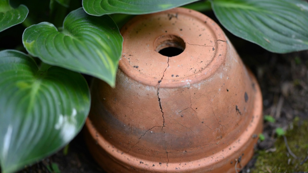 깨진 화분을 재활용하여 정원에 설치한 핸드메이드 두꺼비 은신처