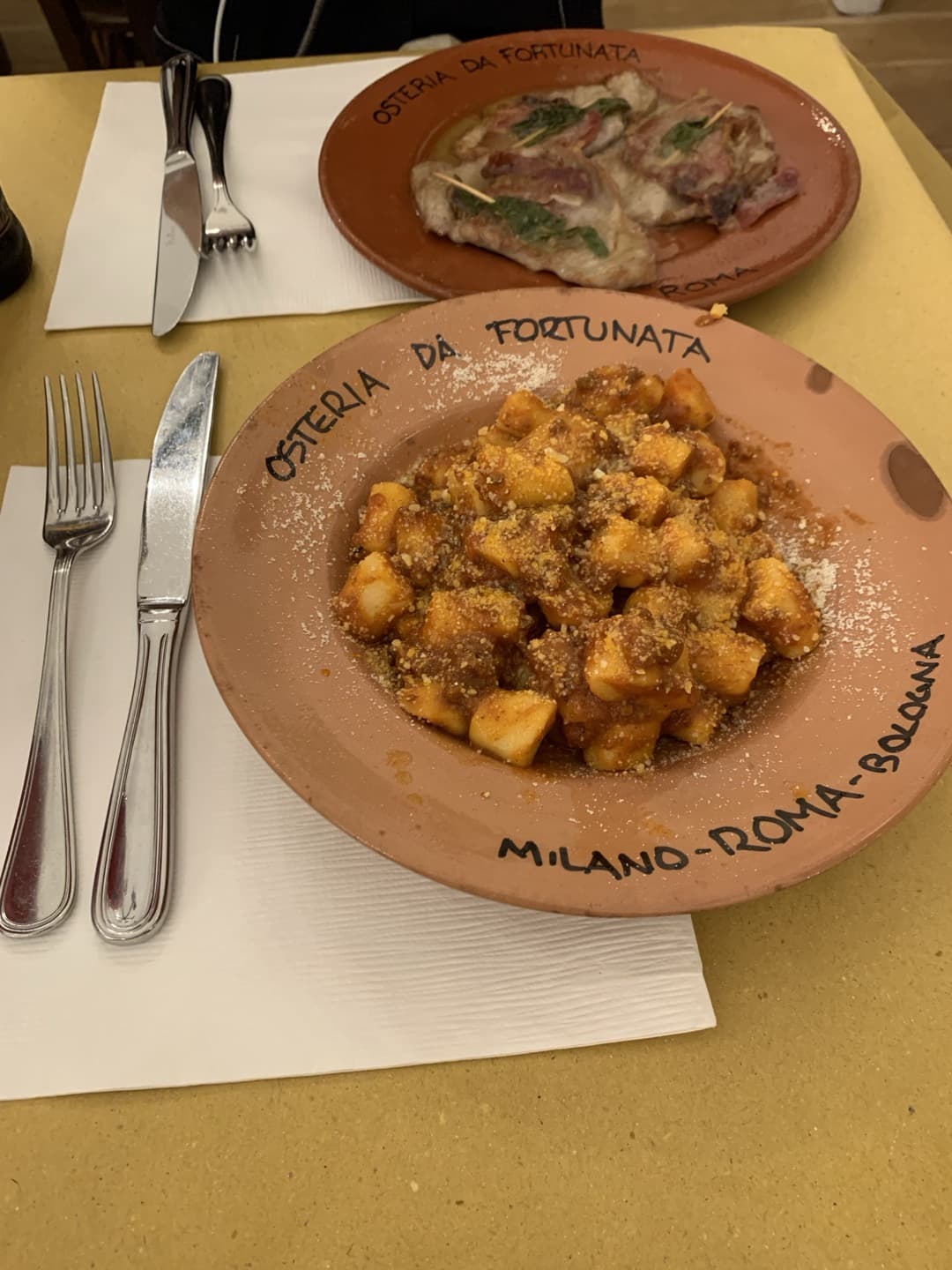 로마의 전통 음식인 뇨끼 알 라구(Gnocchi al Ragù) 와 살팀보카 알라 로마나(Saltimbocca alla Romana)