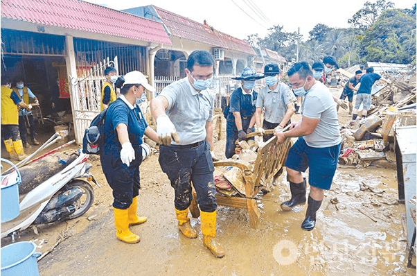 말레이시아 수해 현장에서 구호 활동을 펼치고 있는 
대만 자제공덕회 회원들