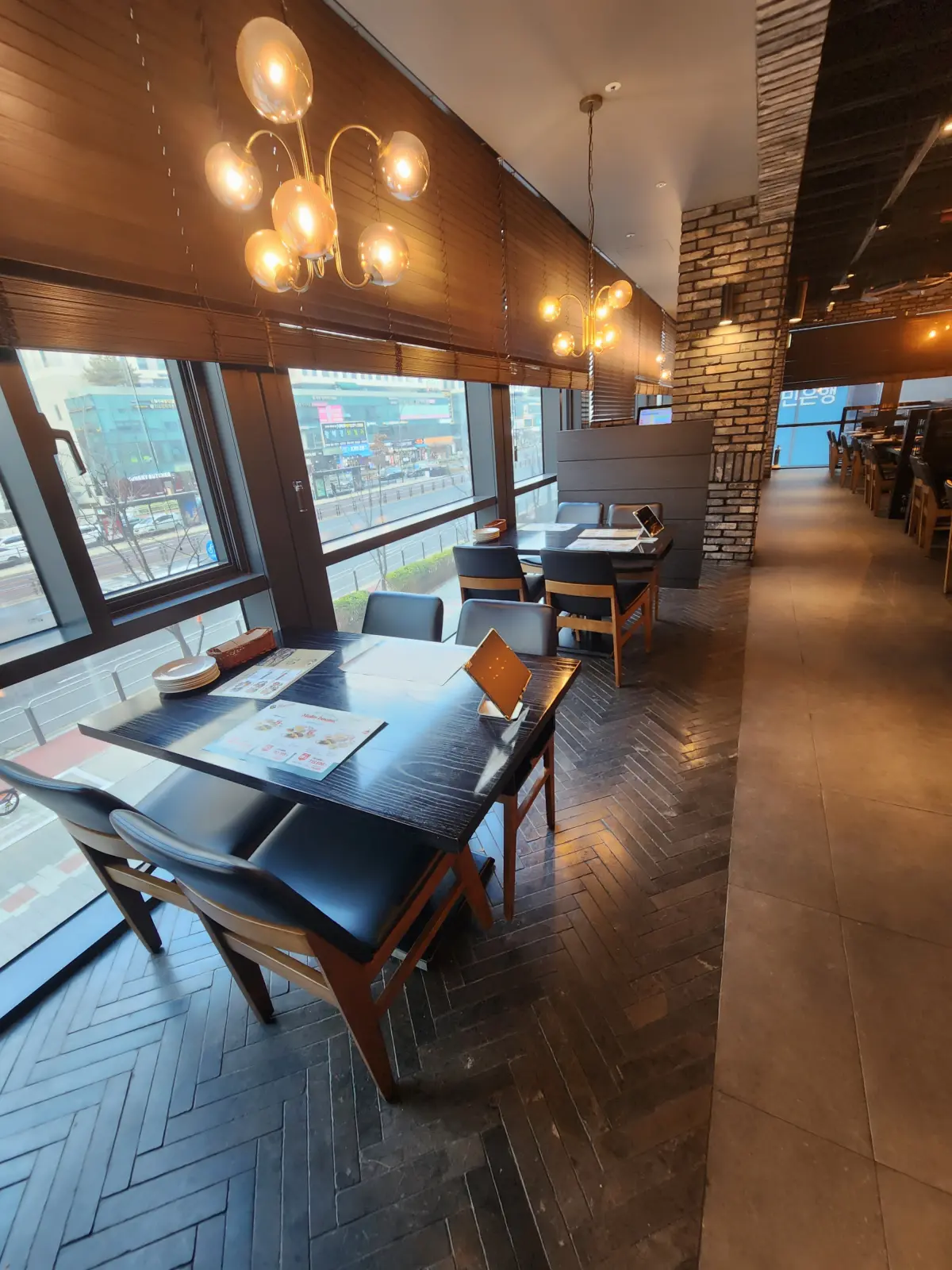 마곡-근처-발산역-맛집-매드포칼릭-창가-오픈-좌석-인테리어