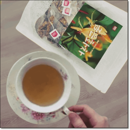 금은화차 마시는 여성