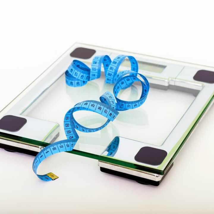 체중계-위에-줄자가-있는-사진