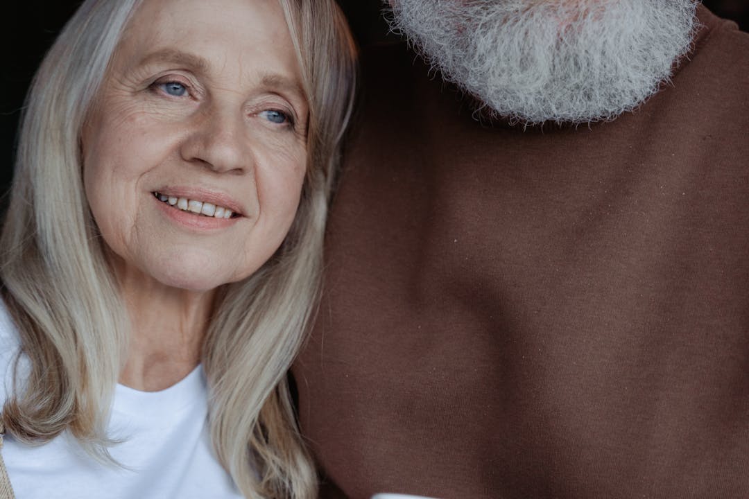 주택연금 가입 후 안정감을 느끼는 중년 여성의 미소