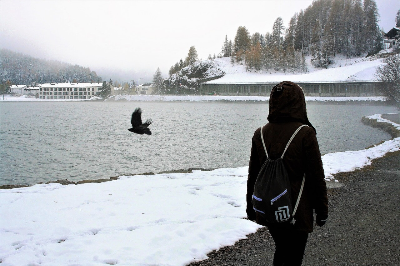 겨울에 홀로 걷는 여성