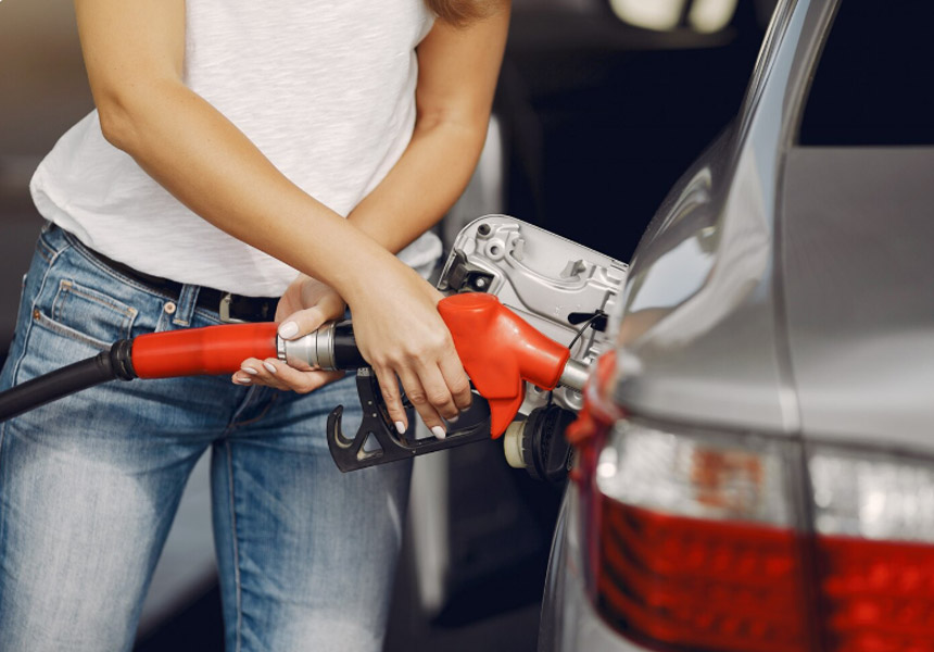 추석을 앞두고 주유소에서 주유하는 모습