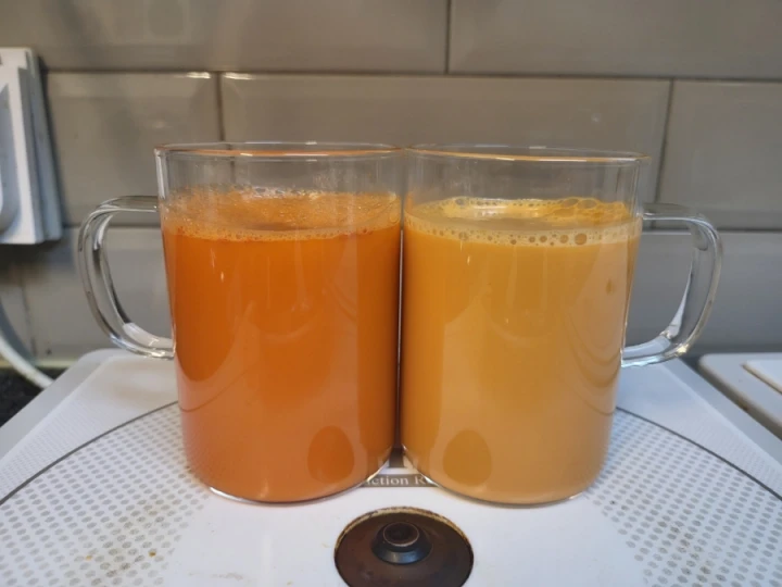 유리컵에-담긴-당근주스와-당근해바라기씨앗주스