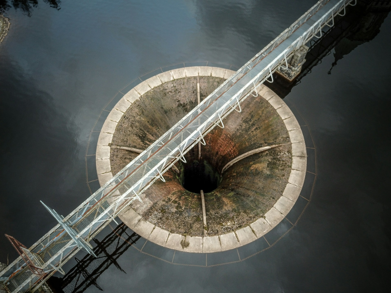 물이 가득 찬 구덩이에 빠지는 꿈