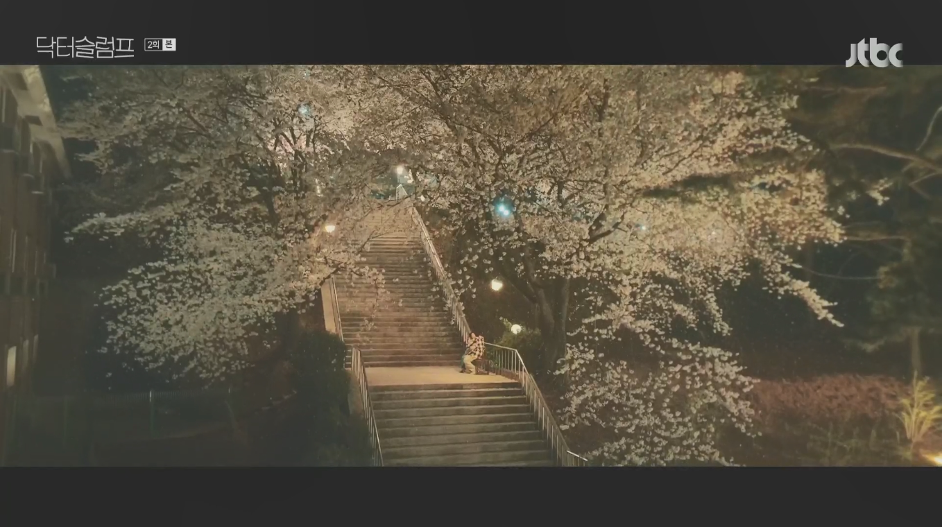 순천향대학교 학성사생활관 2관 앞 계단